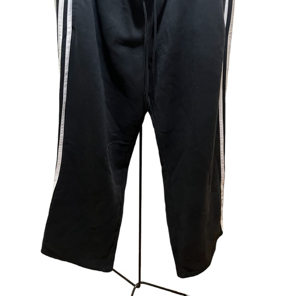 XL. Adidas sweatpants drawstring waist. - Picture 9 of 9